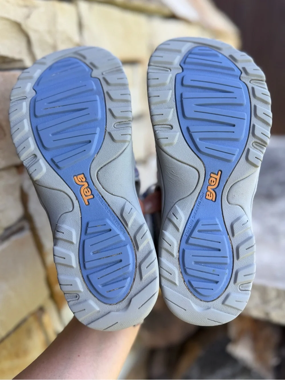 Teva kids Manatee Light Gray Sport Sandals with Pastel Stripe Webbing Sz-4.  F